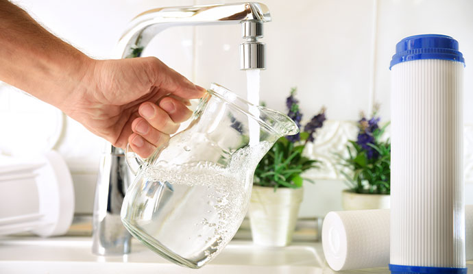 Filling jug with filtered water