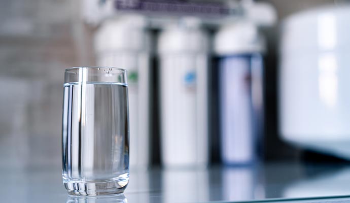 Glass of water with filtration system
