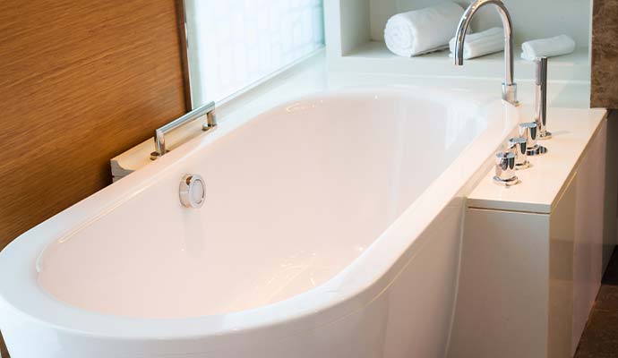 Heated soaking bathtub
