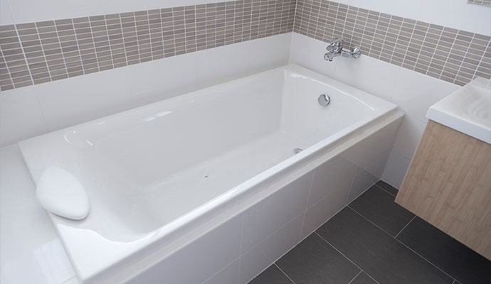Alcove tub
