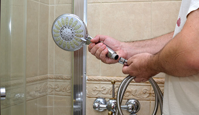 Expert connecting handheld showerhead to hose