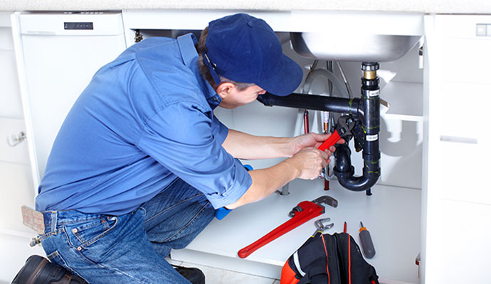 Expert repairing kitchen sink pipe
