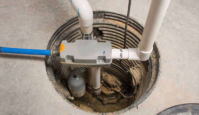 Installed sump pump system in basement pit