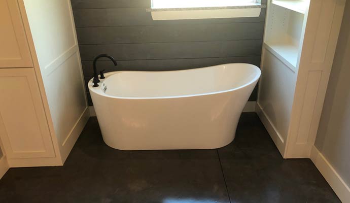Modern freestanding bathtub in bathroom