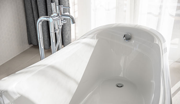 Modern white freestanding bathtub