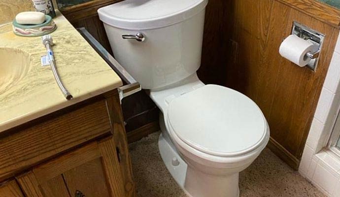 Bathroom toilet with disconnected flexible supply line