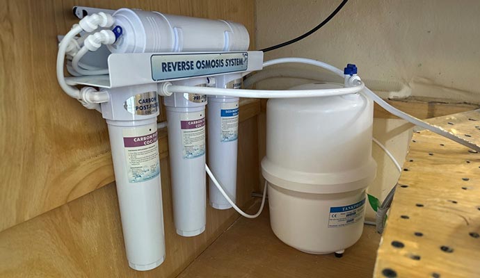 Reverse osmosis system under sink