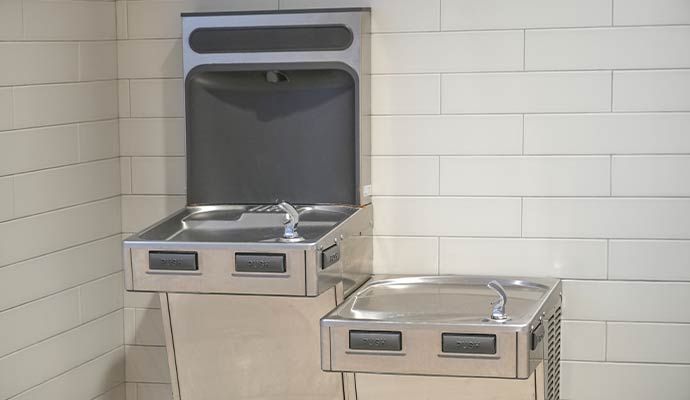 Drinking fountain with bottle filler