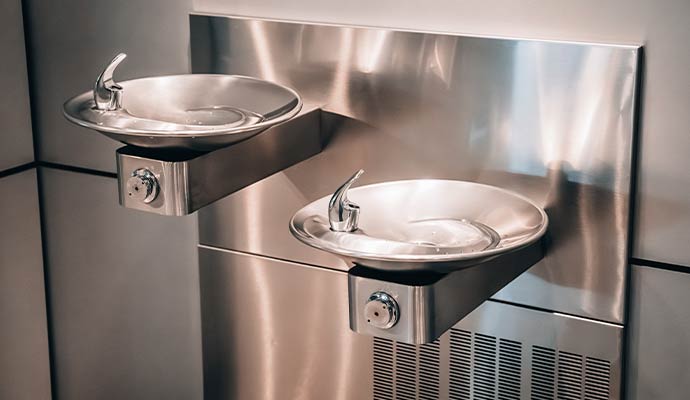 Dual height drinking fountain