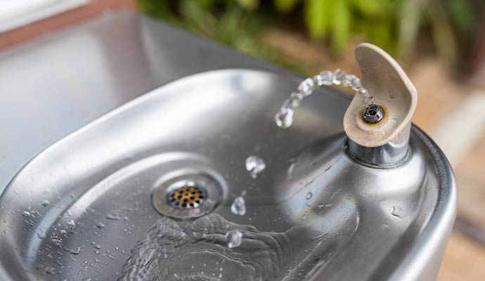 Outdoor drinking fountain